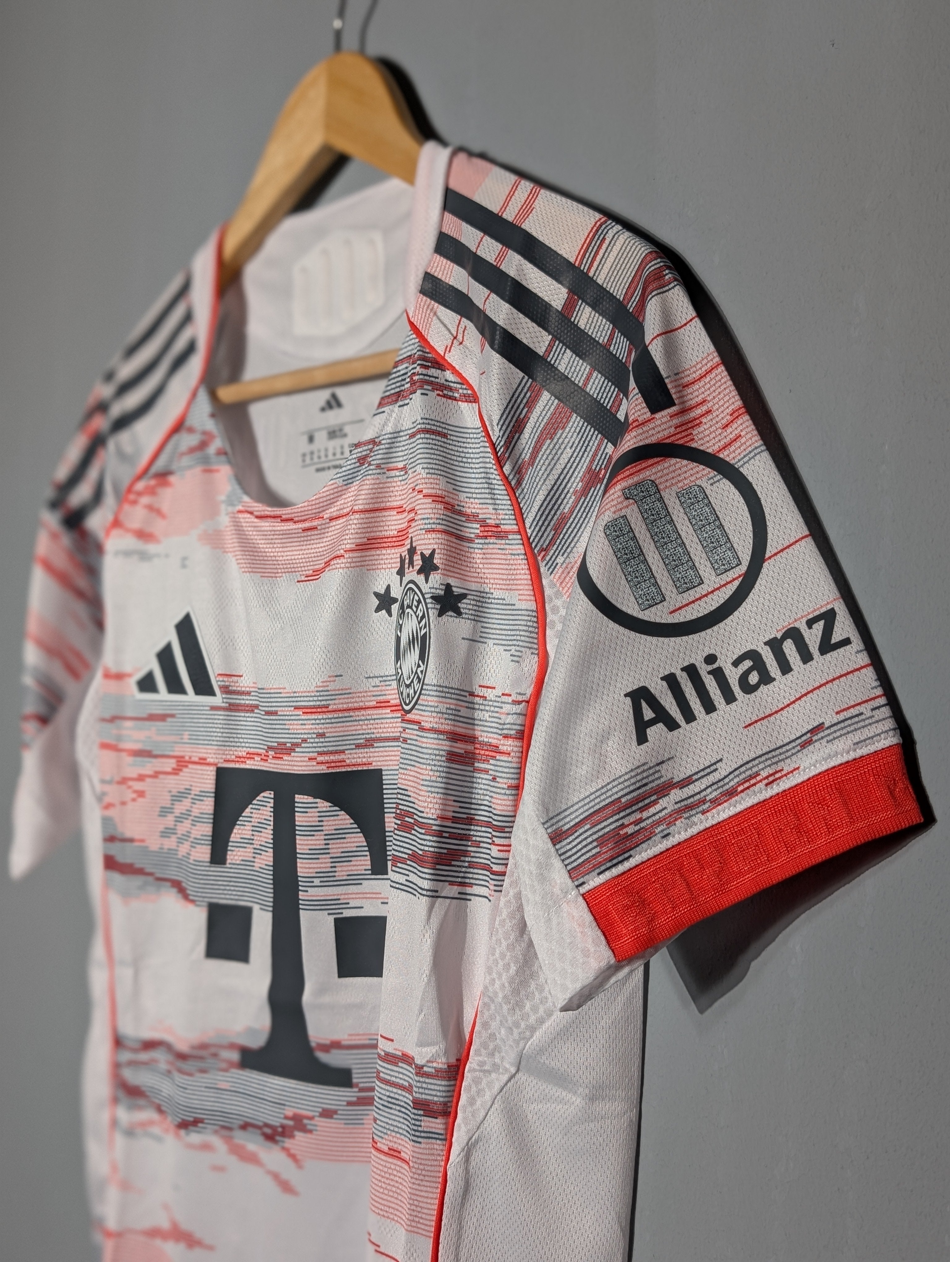 FC Bayern Away Fan Edition Jersey 2025/26